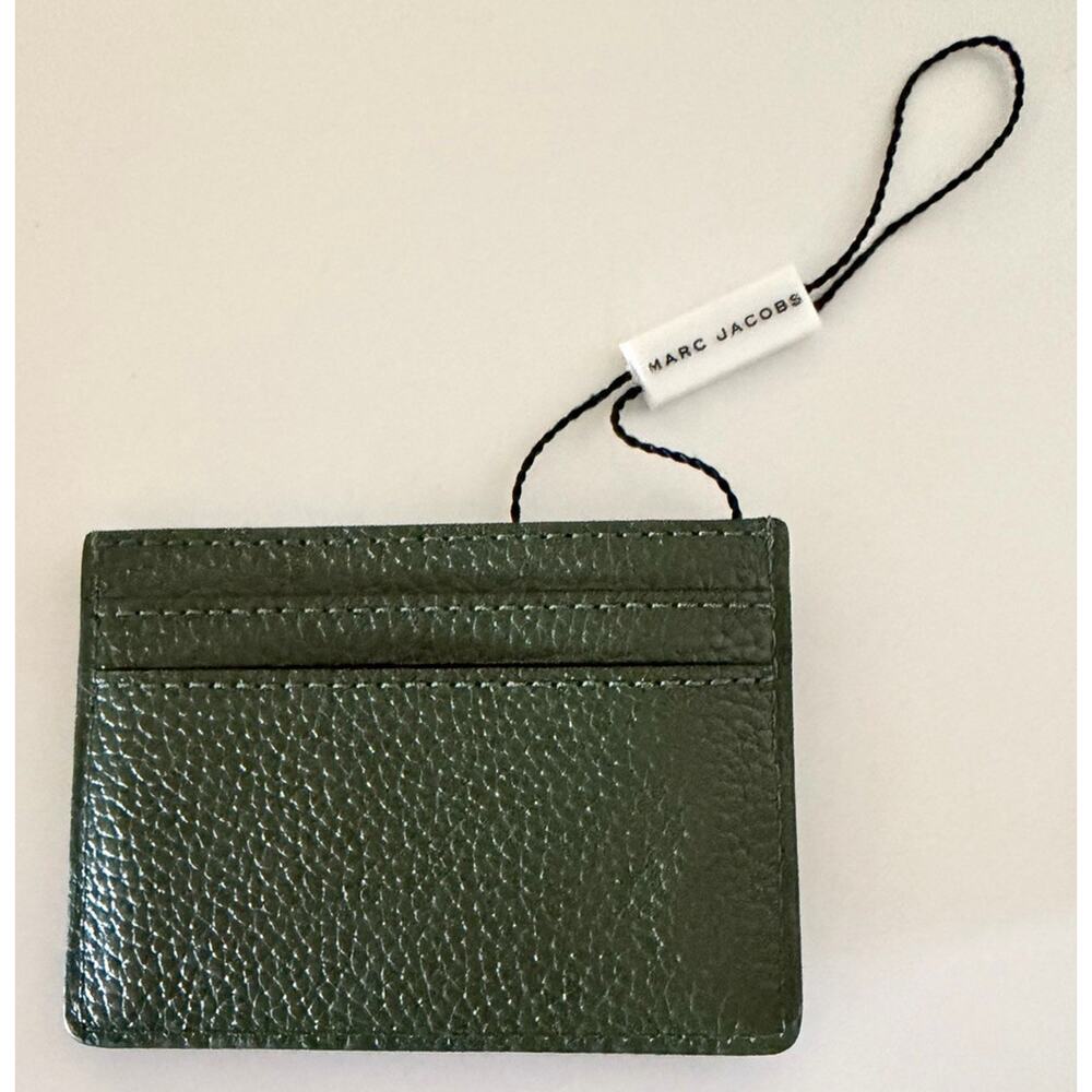 Marc Jacobs Pebbled Leather Card Holder Slim Wallet Olive Green Gold Logo NWT - Picture 3 of 3